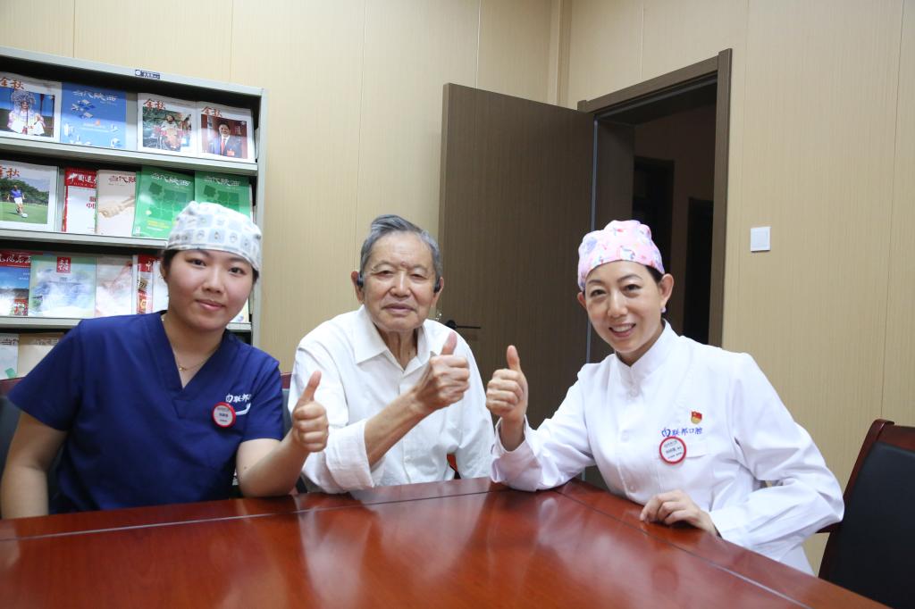 西安联邦口腔医院院长邓邦莲博士冒雨送诊上门 让89岁军休干部重现笑容颜