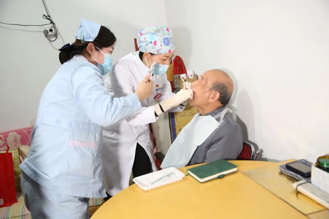 《时代人物》封面人物邓邦莲：以医者匠心领航口腔健康新征程